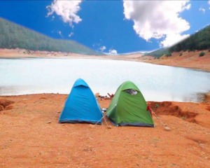 Un camping permanent au lac d’Aguelmam Azegza Un camping permanent au lac d’Aguelmam Azegza