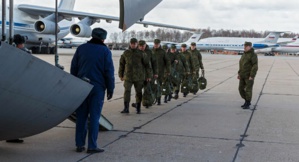 Des virologues russes en treillis embraquent vers l'Italie Des virologues russes en treillis embraquent vers l'Italie