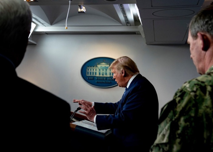 Le président Trump lors d'une conférence de presse tenue, dimanche, avec des membres du groupe chargé de travailler sur le coronavirus à la Maison Blanche © NYT