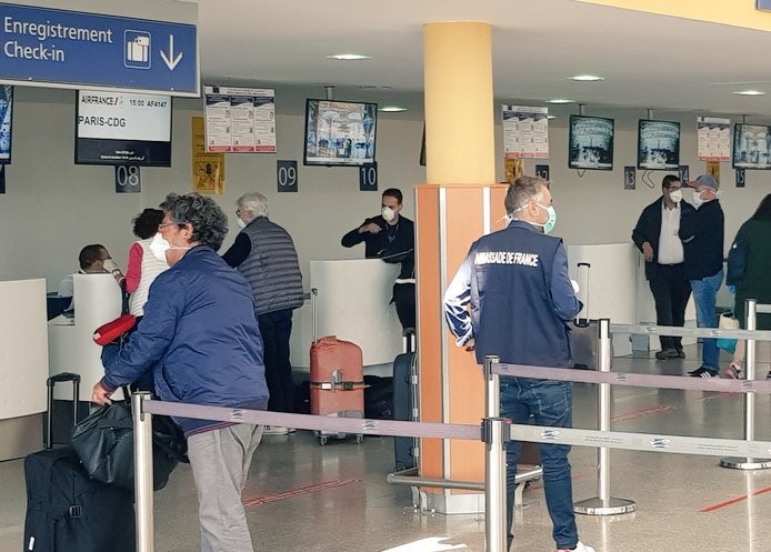 Le personnel de l'Ambassade de France au Maroc qui accompagne les voyageurs dans l'aéroport. Le personnel de l'Ambassade de France au Maroc qui accompagne les voyageurs dans l'aéroport.