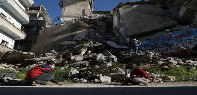 De nombreux déplacés ont préféré les ruines aux camps surpeuplés par crainte de contamination De nombreux déplacés ont préféré les ruines aux camps surpeuplés par crainte de contamination