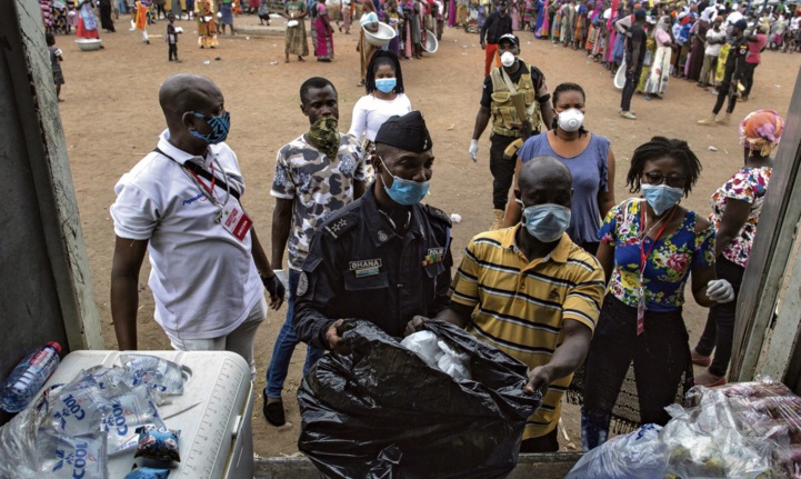 Le 4 avril, au Ghana à Accra, une distribution d’eau et de nourriture, en faveur des personnes fragilisées par le Covid-19. (Ph. AFP) Le 4 avril, au Ghana à Accra, une distribution d’eau et de nourriture, en faveur des personnes fragilisées par le Covid-19. (Ph. AFP)