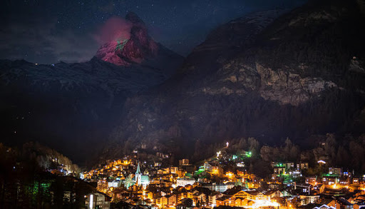 Le drapeau marocain enveloppe le mont Cervin en Suisse Le drapeau marocain enveloppe le mont Cervin en Suisse
