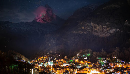 Le drapeau marocain enveloppe le mont Cervin en Suisse