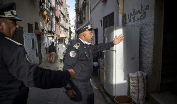 Des éléments de la DGSN patrouillant le 27 mars dans les quartiers de Rabat, pour faire respecter les mesures de confinement. (Ph.Fadel Senna/AFP)