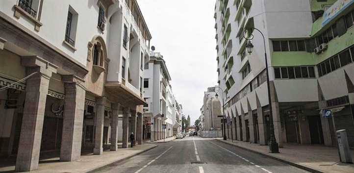 Une rue au centre-ville de Rabat déserte et les commerces fermés, dans le cadre des mesures décrétées par les autorités face à la propagation de la COVID-19.