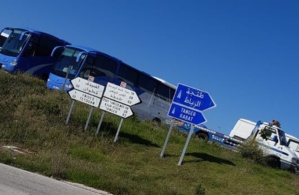 Les bus à bord desquels les marocains bloqués seront rapatriés stationnés à proximité de Tarajal (crédit photo: El Faro de Ceuta)