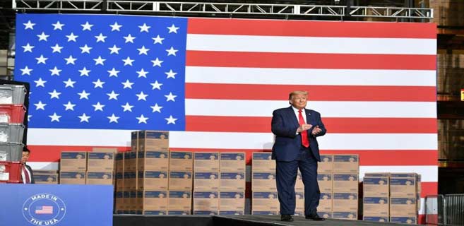 Donald Trump lors de la visite d'un distributeur de matériel médical, le 14 mai 2020 en Pennsylvanie