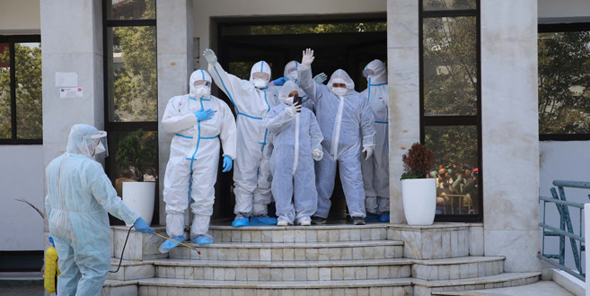 Des médecins et infirmiers saluant des guéris à leur sortie de l’hopital. Ph. MAP