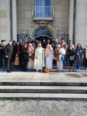 Une cérémonie en présence des proches et amis Une cérémonie en présence des proches et amis