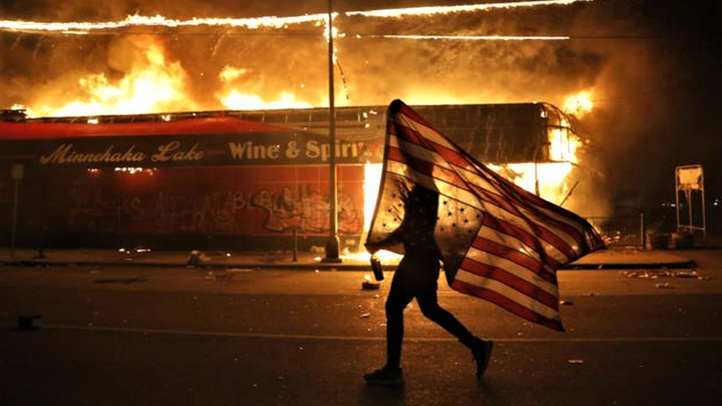 Entre émeutes et rassemblements pacifiques, les Etats-Unis plongent dans le chaos