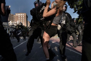 Entre émeutes et rassemblements pacifiques, les Etats-Unis plongent dans le chaos