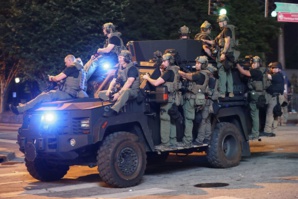 Entre émeutes et rassemblements pacifiques, les Etats-Unis plongent dans le chaos Entre émeutes et rassemblements pacifiques, les Etats-Unis plongent dans le chaos