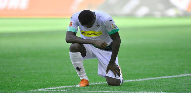 Marcus Thuram rendant hommage à George Floyd