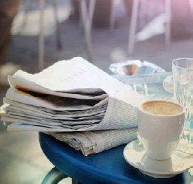 Déconfinement : Lire le journal en buvant un café ou... boire un café en lisant le journal ?