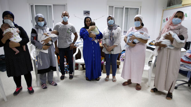 Les cinq femmes avec leurs bébés, accompagnées du médiateur du MZC, Sasae Kouan, et de Manuel Sousa. / JORDI LANDERO (Cartaya)