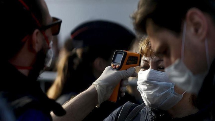 Transmission du coronavirus: par les gouttelettes, les contacts, et possiblement l'air Transmission du coronavirus: par les gouttelettes, les contacts, et possiblement l'air