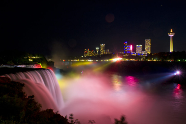 Fête du trône: la tour CN et les chutes du Niagara aux couleurs marocaines (images)