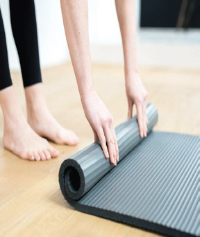 Nettoyer son tapis de Yoga : Un geste sain et indispensable