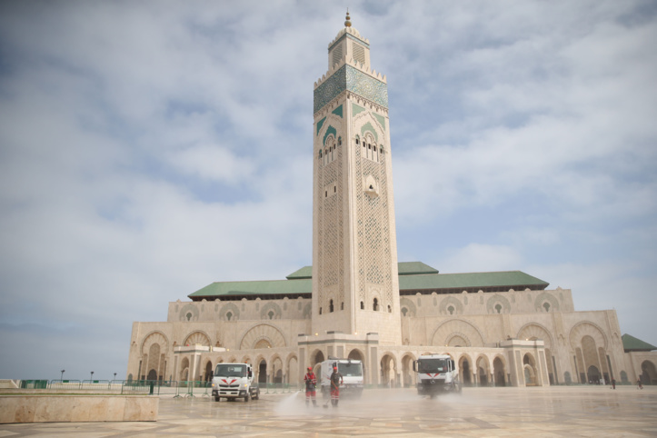 Opération de désinfection de la mosquée Hassan II en vue de sa réouverture.