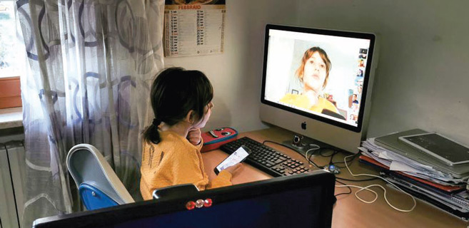 Pour certains jeunes, il n'est pas toujours facile d'avoir accès à internet et aux équipements. Pour certains jeunes, il n'est pas toujours facile d'avoir accès à internet et aux équipements.