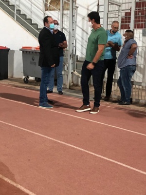 Karkach saluant l'entraîneur de l'IRT, Pedro Benali