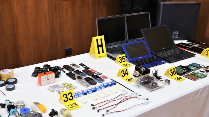 Saisie d’un matériel électronique et électrique de soudure, 5 batteries, 25 torches et une caméra numérique, suite à l'arrestation par le BCIJ d'une cellule terroriste liée à l’Etat Islamique, active dans plusieurs villes du Royaume. (Ph. MAP) Saisie d’un matériel électronique et électrique de soudure, 5 batteries, 25 torches et une caméra numérique, suite à l'arrestation par le BCIJ d'une cellule terroriste liée à l’Etat Islamique, active dans plusieurs villes du Royaume. (Ph. MAP)