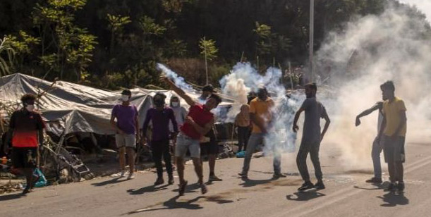 Grèce : Heurts entre police et migrants à Lesbos