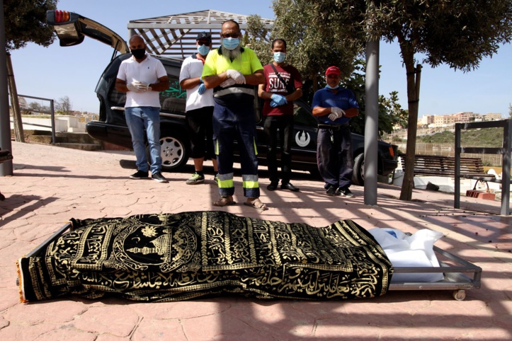 Des proches et des travailleurs du cimetière de Melilla prient devant le corps de Kozal Ahmad. ©️ ANTONIO RUIZ, El Pais