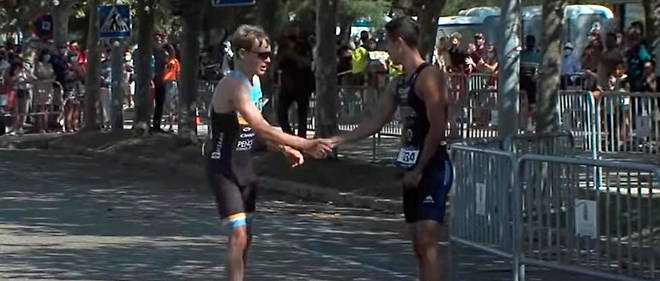 Espagne : Un triathlète attend son concurrent qui s'est trompé de route ! Espagne : Un triathlète attend son concurrent qui s'est trompé de route !