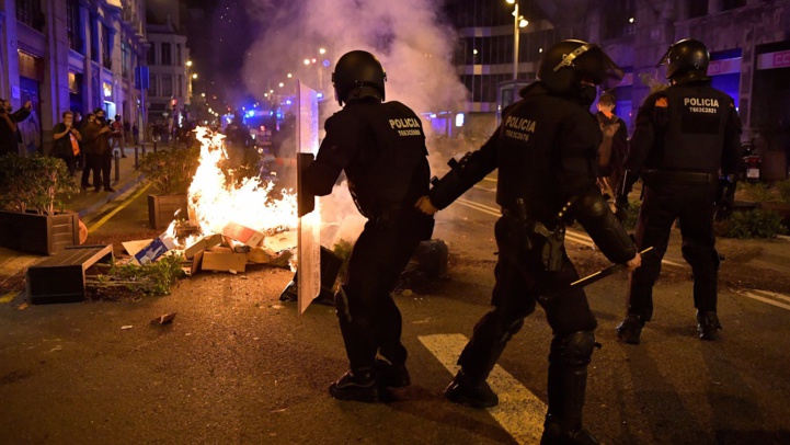 Affrontements à Barcelone suite aux restrictions de circulation
