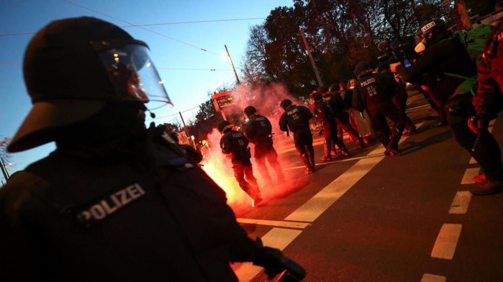 Allemagne : violences entre manifestants anti-restrictions et forces de l'ordre Allemagne : violences entre manifestants anti-restrictions et forces de l'ordre