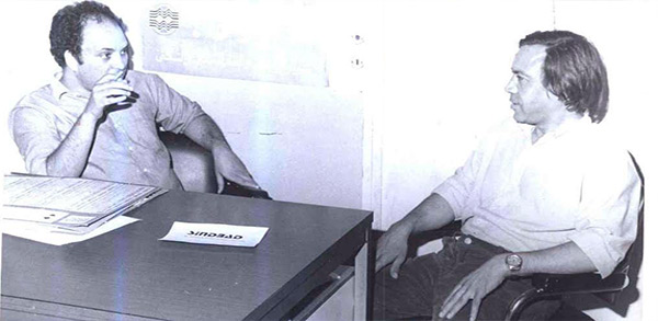 Mohammed Khaïr-Eddine dans les locaux de l’Opinion avec notre collaborateur Abdellah Bensmaïn, en 1982 (Photo Brahim Lachgar)