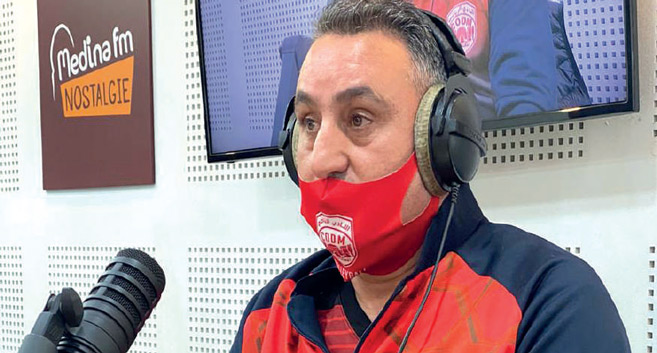 -M. Abdelkrim Riffaï au micro de Medina FM lors de l’émission. Ph. Laglag -M. Abdelkrim Riffaï au micro de Medina FM lors de l’émission. Ph. Laglag