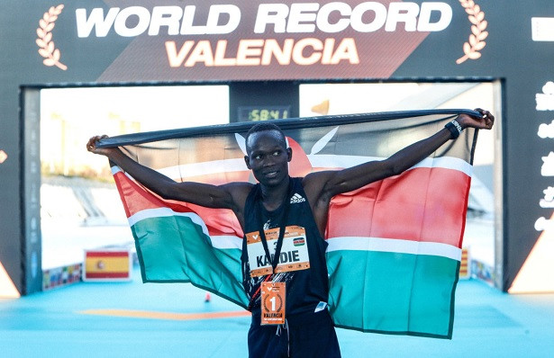 Athlétisme:Lle Kényan Kibiwott Kandie explose le record du monde du semi-marathon à Valence Athlétisme:Lle Kényan Kibiwott Kandie explose le record du monde du semi-marathon à Valence