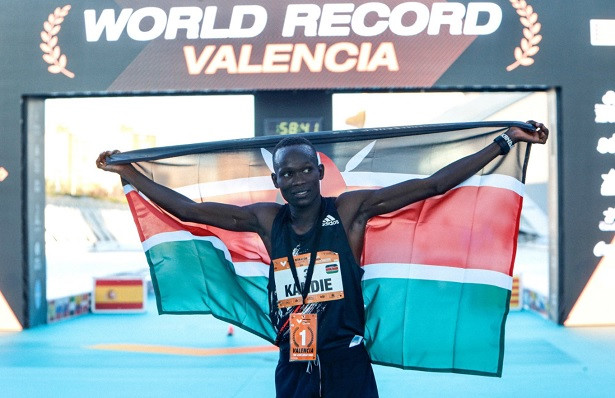 Athlétisme:Lle Kényan Kibiwott Kandie explose le record du monde du semi-marathon à Valence