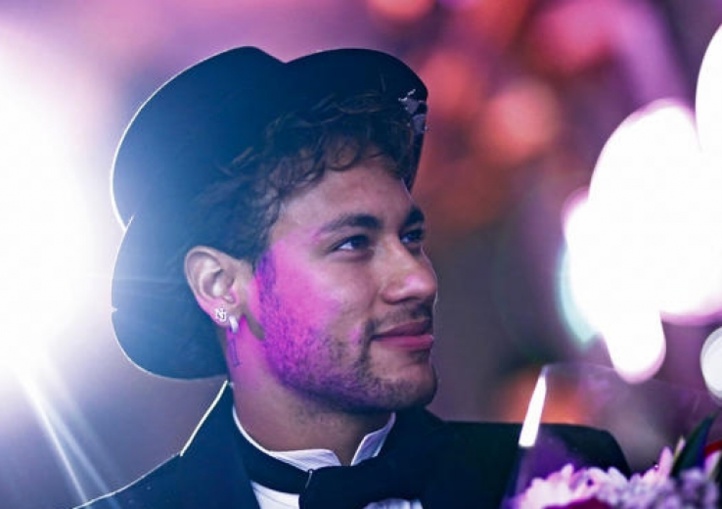Pour les fêtes de fin d’année / Neymar aménage une boite de nuit dans sa villa et invite 500 personnes ! Pour les fêtes de fin d’année / Neymar aménage une boite de nuit dans sa villa et invite 500 personnes !