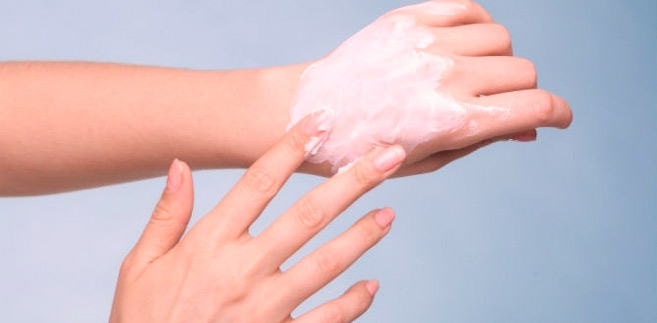 Mains et froid : Comment soigner les mains sèches ?