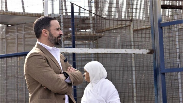 Le président de Vox, Santiago Abascal, devant la frontière de la ville occupée de Mellilia.