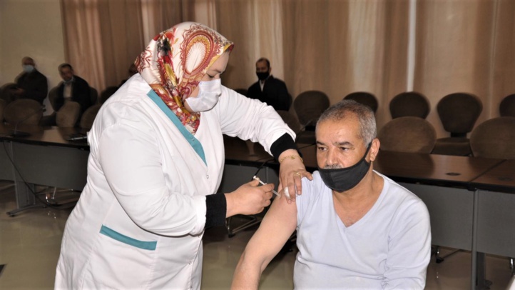 Ouverture d'une enquête à Casablanca suite à la vaccination d'une personne non prioritaire Ouverture d'une enquête à Casablanca suite à la vaccination d'une personne non prioritaire