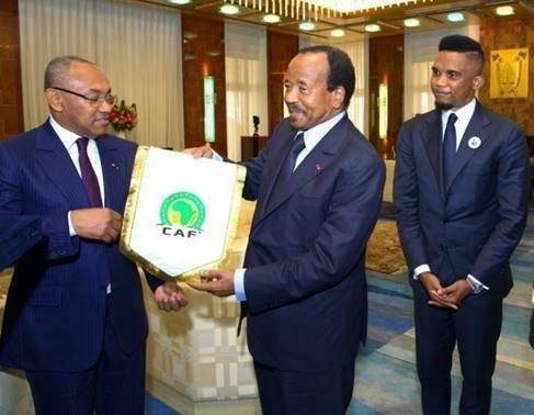 Le chef de l’Etat, Paul Biya, recevant Ahmad Ahmad en présence de Samuel Eto'o. Ph. Archives