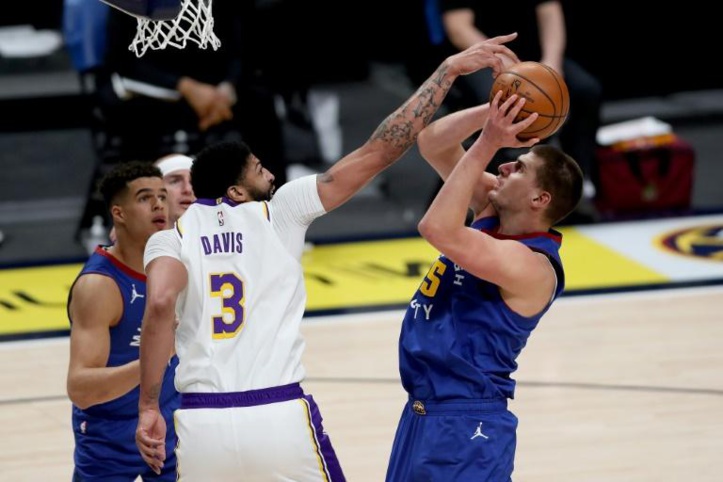 NBA: Les Lakers chutent et craignent pour Davis, Lillard "Dame" le pion à Doncic NBA: Les Lakers chutent et craignent pour Davis, Lillard "Dame" le pion à Doncic