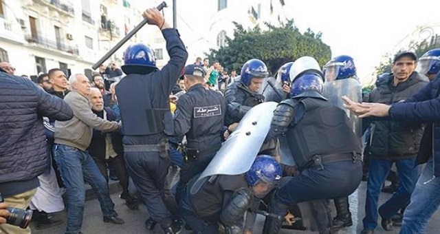 Situation critique en Algérie : Affrontements entre les forces de sécurité et des manifestants Situation critique en Algérie : Affrontements entre les forces de sécurité et des manifestants
