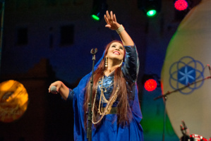 Saida Charaf est une Fleur des sables. Elle est l’une des fleurs de ce pays. Saida Charaf est une Fleur des sables. Elle est l’une des fleurs de ce pays.