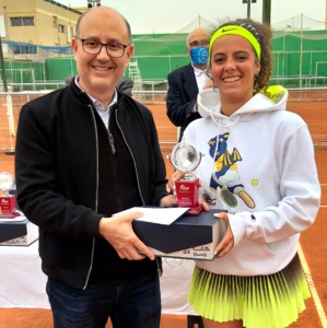 1-Le président Hamadou avec la vainqueur Rita Atik. 1-Le président Hamadou avec la vainqueur Rita Atik.