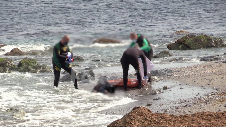 Sebta : La police des frontières récupère le corps d'un jeune marocain Sebta : La police des frontières récupère le corps d'un jeune marocain