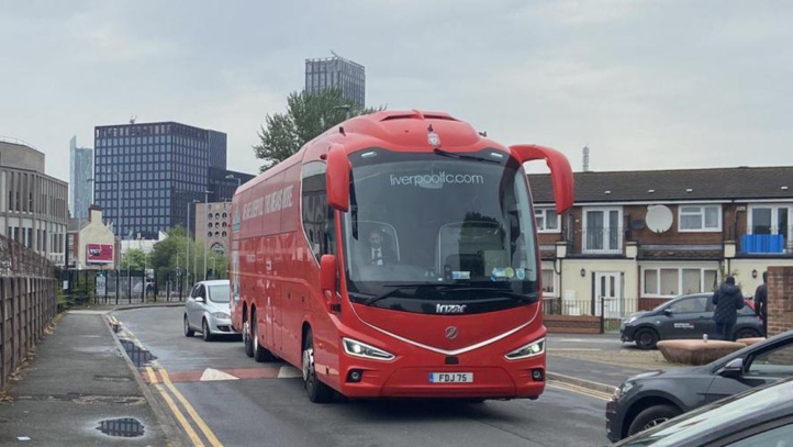 Foot anglais : Les supporters de Manchester United bloquent le bus de Liverpool ! Foot anglais : Les supporters de Manchester United bloquent le bus de Liverpool !
