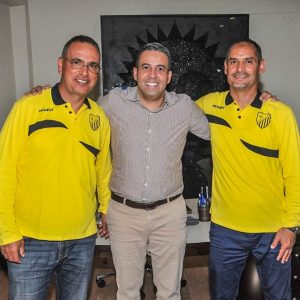 L'entraineur tunisien et ses adjoints. L'entraineur tunisien et ses adjoints.
