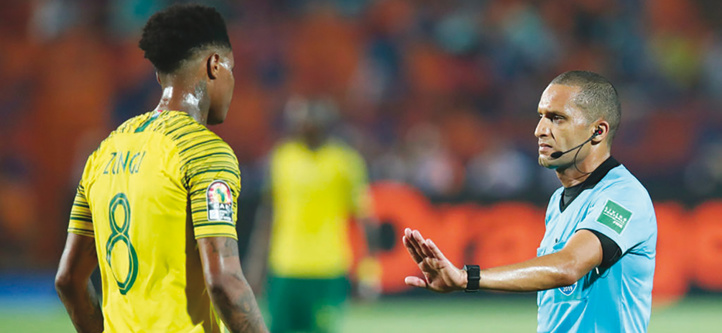 La CAF vers des arbitres professionnels ! 20.000 dh comme salaire mensuel en plus des indemnités des matches