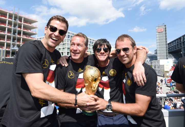 Hansi Flick (à droite) ici avec Joachim Low en photo souvenir avec la coupe du monde remportée par les Allemands lors du mondial brésilien.
